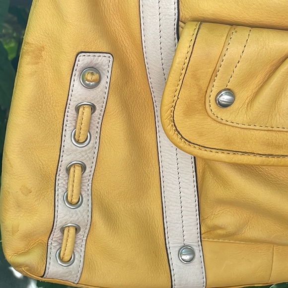 B. Makowsky Yellow Soft Leather Purse w/ Crème Color Trim (Clean Interior) - Picture 7 of 16